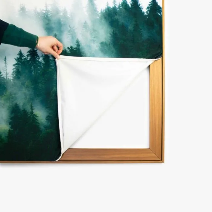 Doek van een textielframe wordt losgemaakt uit het houten profiel
