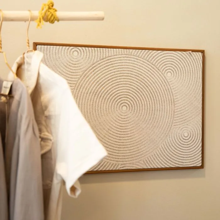Textielframe met houten profiel en structuurprint in een woonruimte