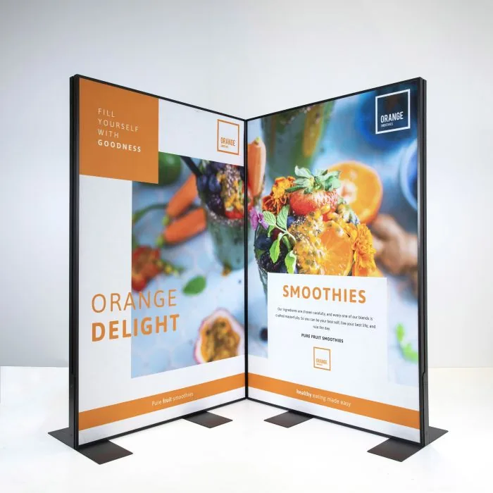 Twee vrijstaande textielframes onder een hoek geplaatst, met de voetjes in beeld