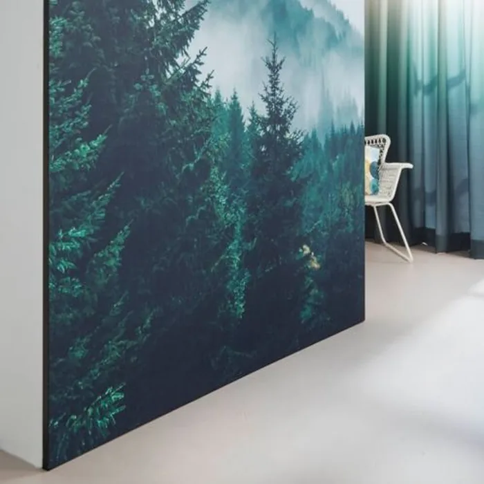 Wandframe met bosprint, strak en vlak tegen de wand gemonteerd in een interieur
