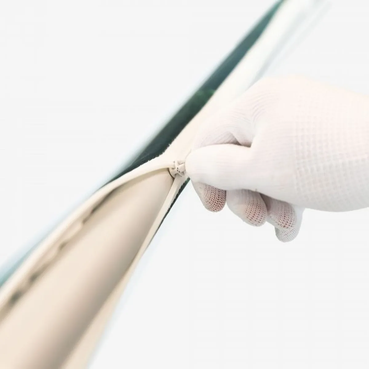 Ritssluiting van de zipperwand wordt met de hand strak dichtgetrokken