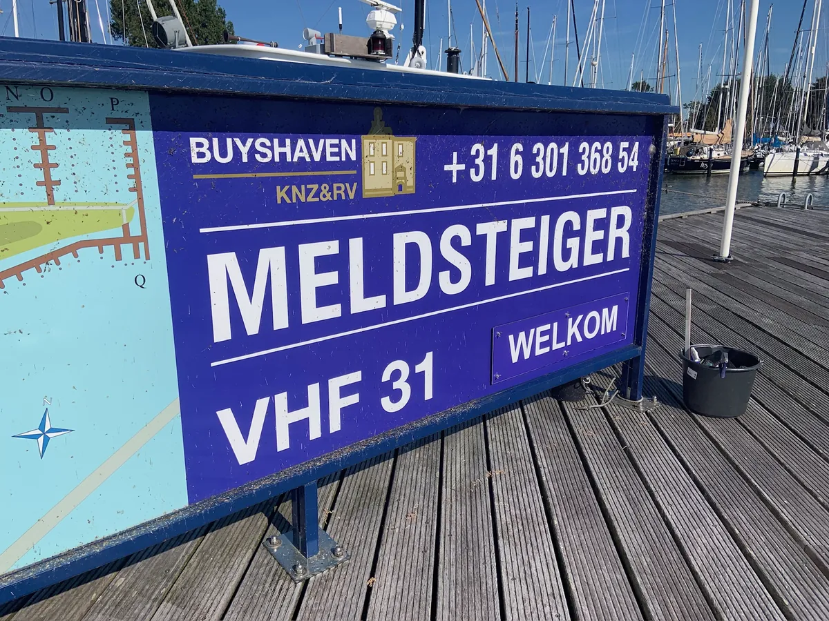 Bord Buyshaven Meldsteiger met VHF 31 en welkom op de steiger