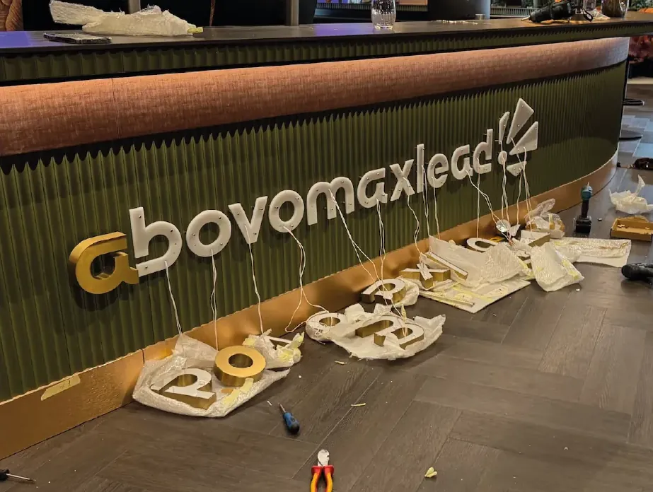 Montage van de binnensigning bij Abovomaxlead