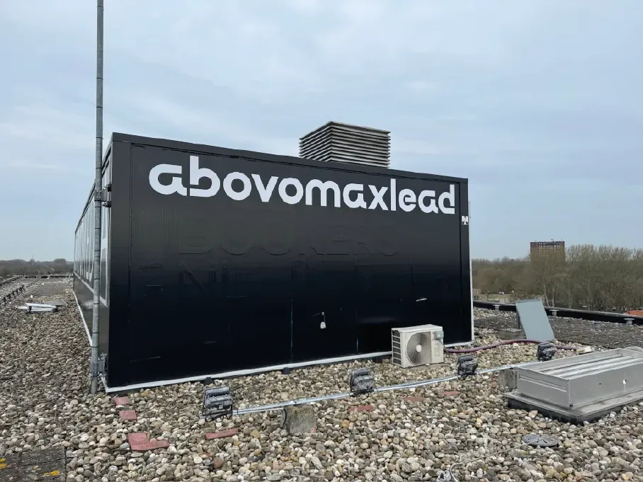 Nieuwe gevelletters in huisstijl bij Abovomaxlead