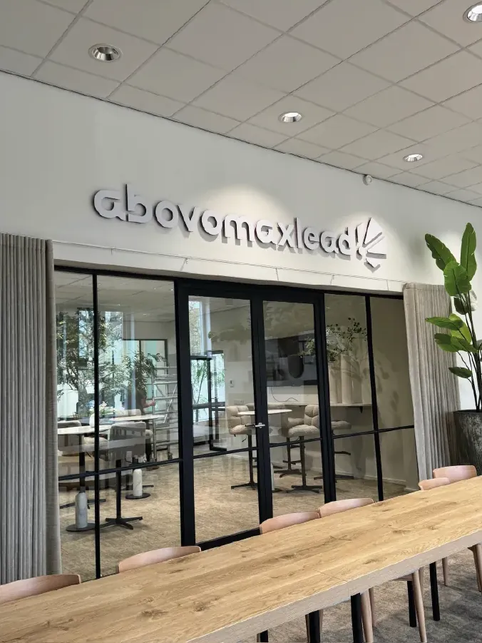 Kunststof letters in het interieur van Abovomaxlead Oegstgeest