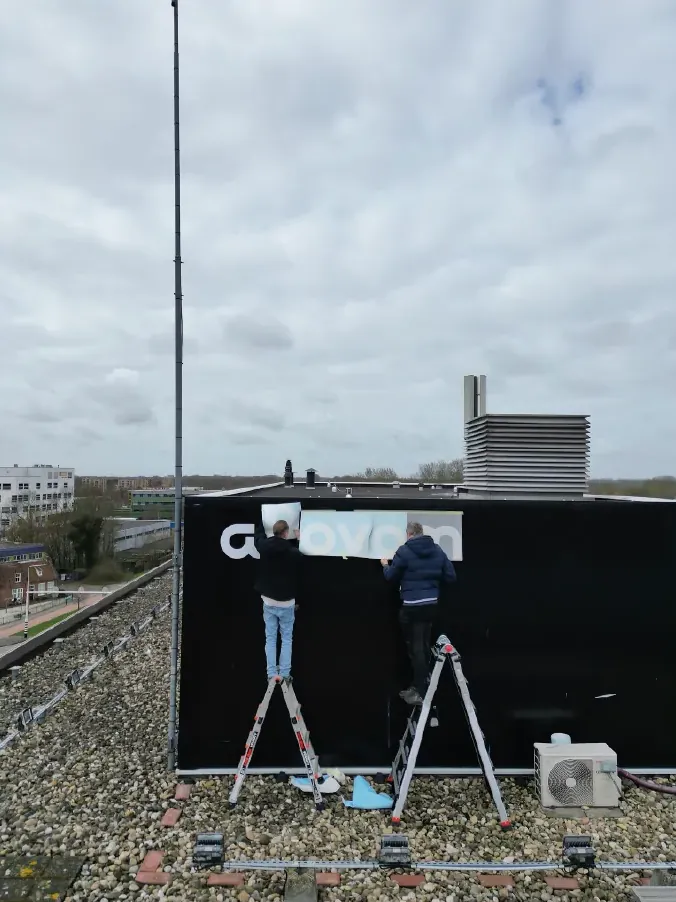 Montagewerk aan de gevel bij Abovomaxlead Hoorn