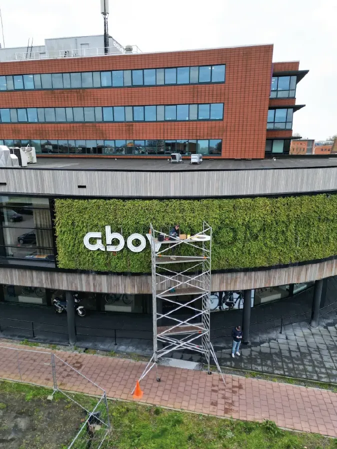 Montage van de nieuwe gevelreclame bij Abovomaxlead Hoorn