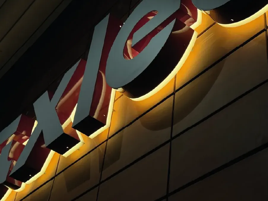 Detail van de verlichte profiel 3 letters bij Abovomaxlead