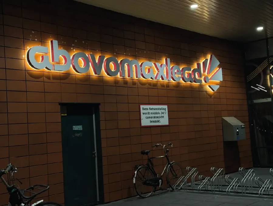 Verlichte profiel 3 letters bij de entree van Abovomaxlead