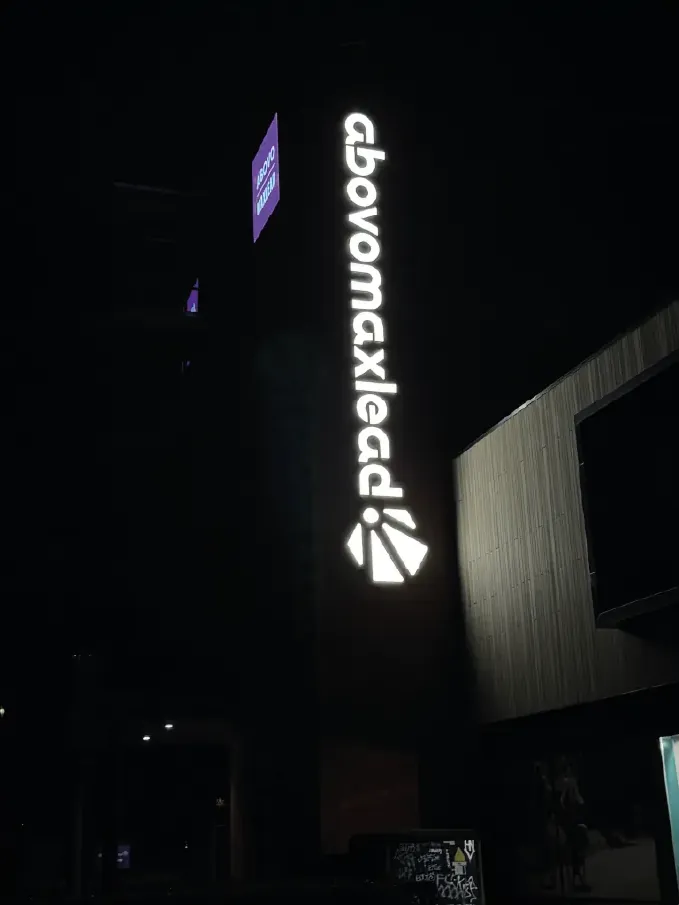 Profiel 5 letters verlicht in de avond bij Abovomaxlead Hoorn