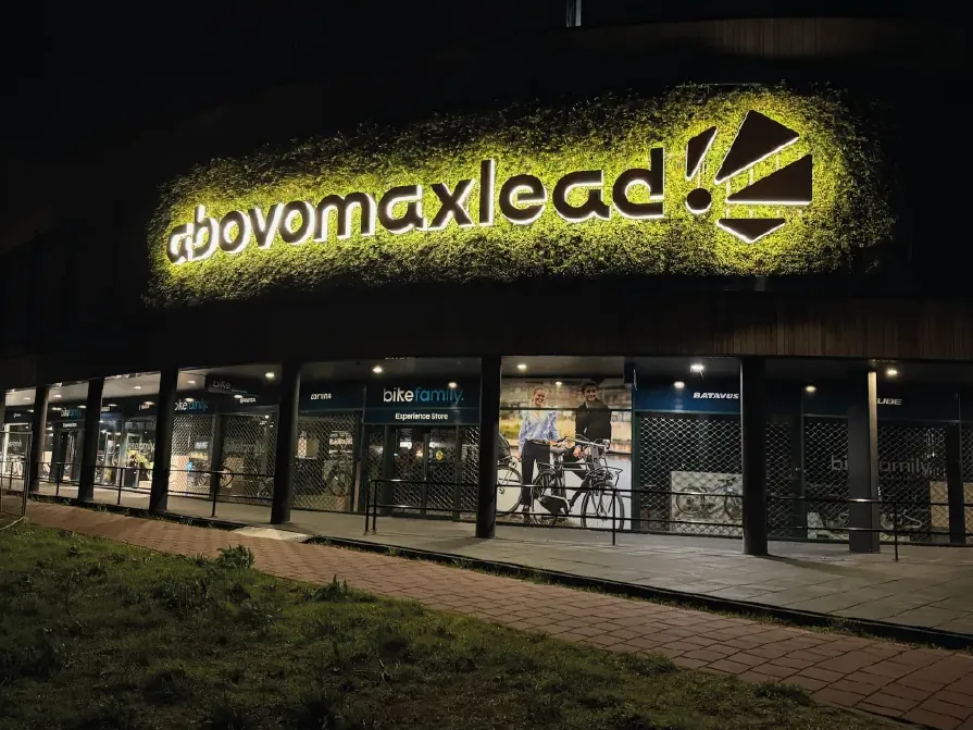 Profiel 8 letters op de gevel van Abovomaxlead