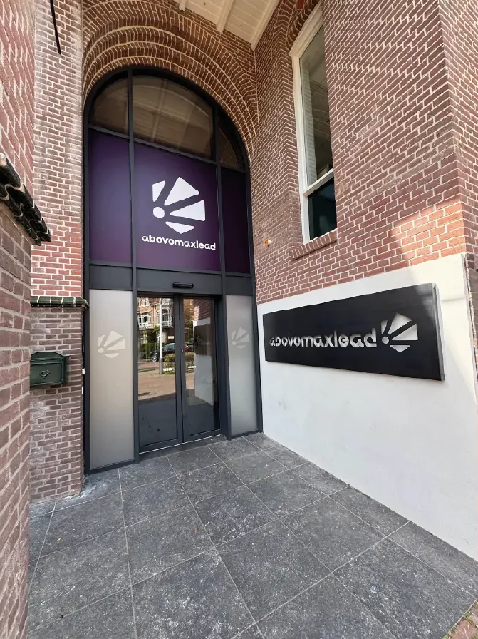 Raamfolie in de nieuwe huisstijl bij Abovomaxlead Oegstgeest