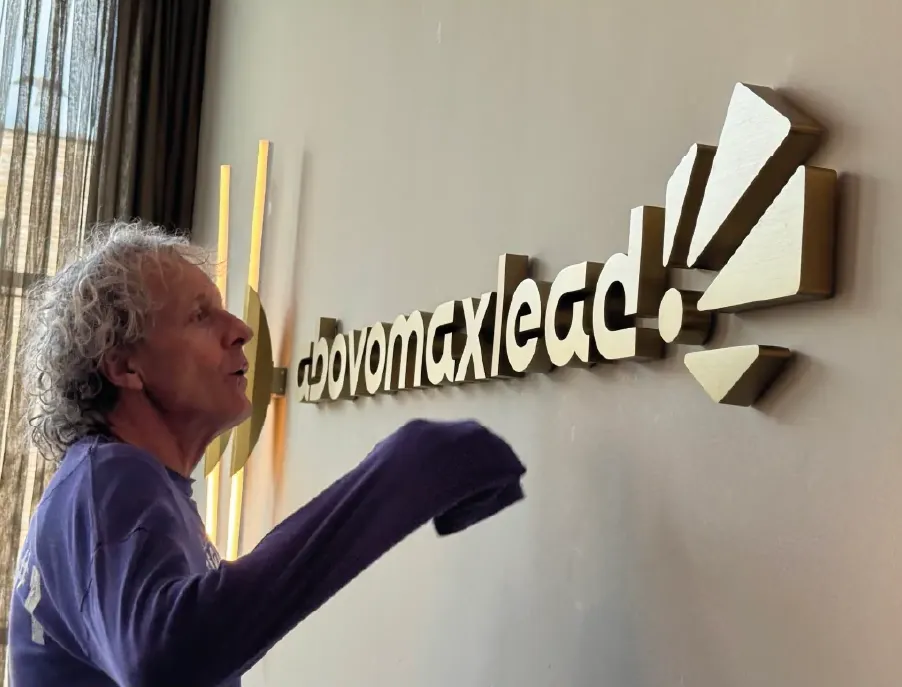 RVS letters in goudtint in het interieur van Abovomaxlead