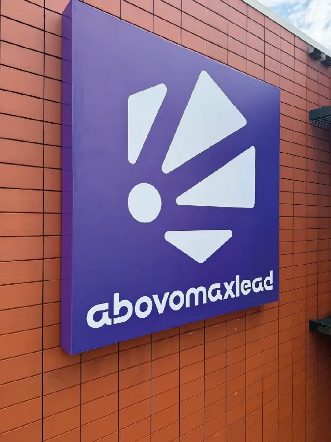 Spandoekframe met nieuwe huisstijl bij Abovomaxlead Hoorn