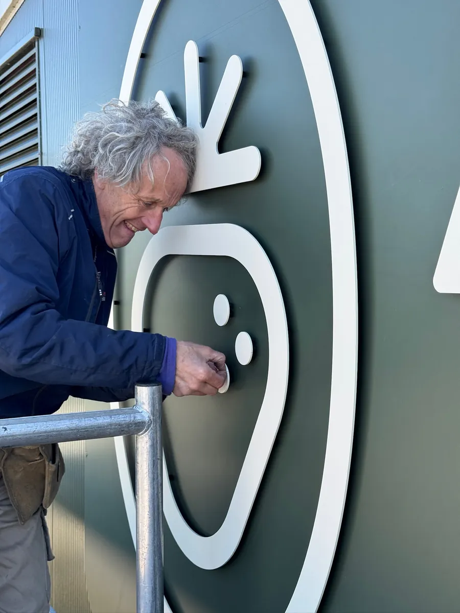 Monteur werkt het witte aardbei-beeldmerk van ABZ Seeds af