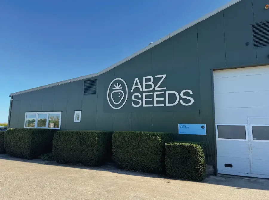 Bedrijfshal van ABZ Seeds in Andijk met nieuw gevellogo