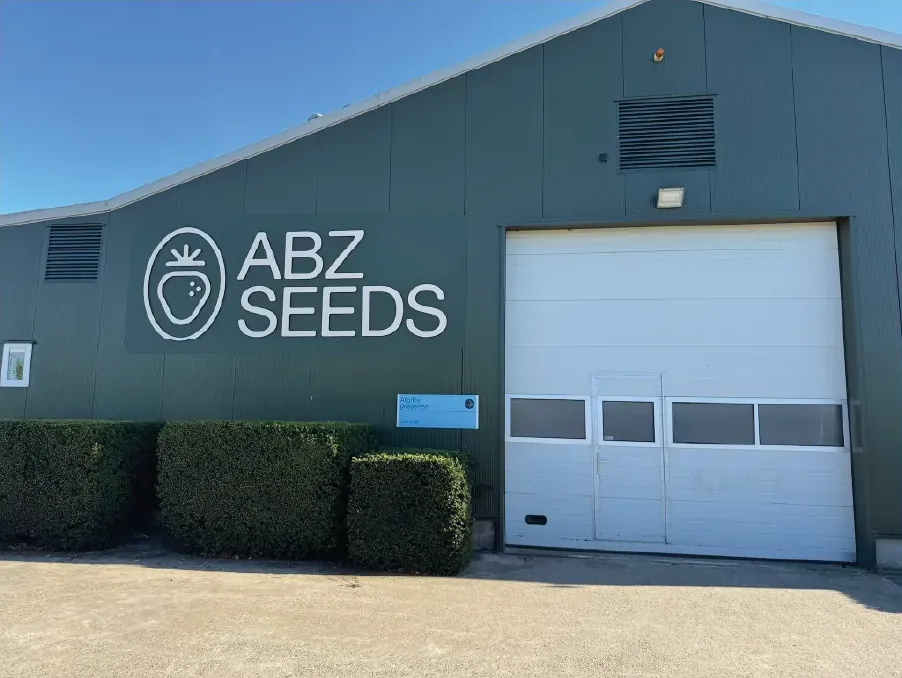 Nieuw logo en letters op de gevel van ABZ Seeds Andijk