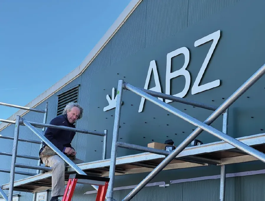 Montage van de losse letters op het frame bij ABZ Seeds