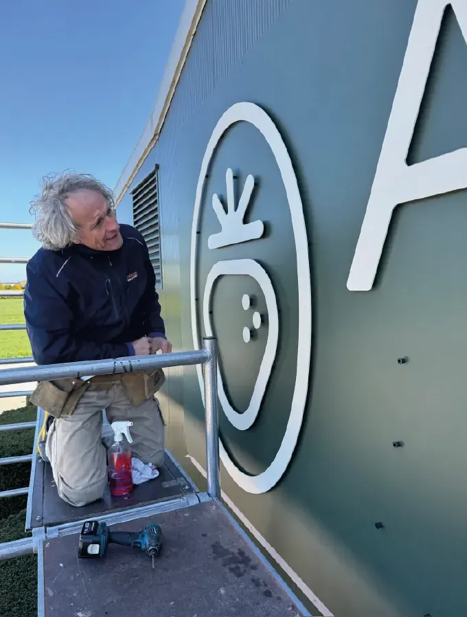 Montage van het ronde beeldmerk bij ABZ Seeds