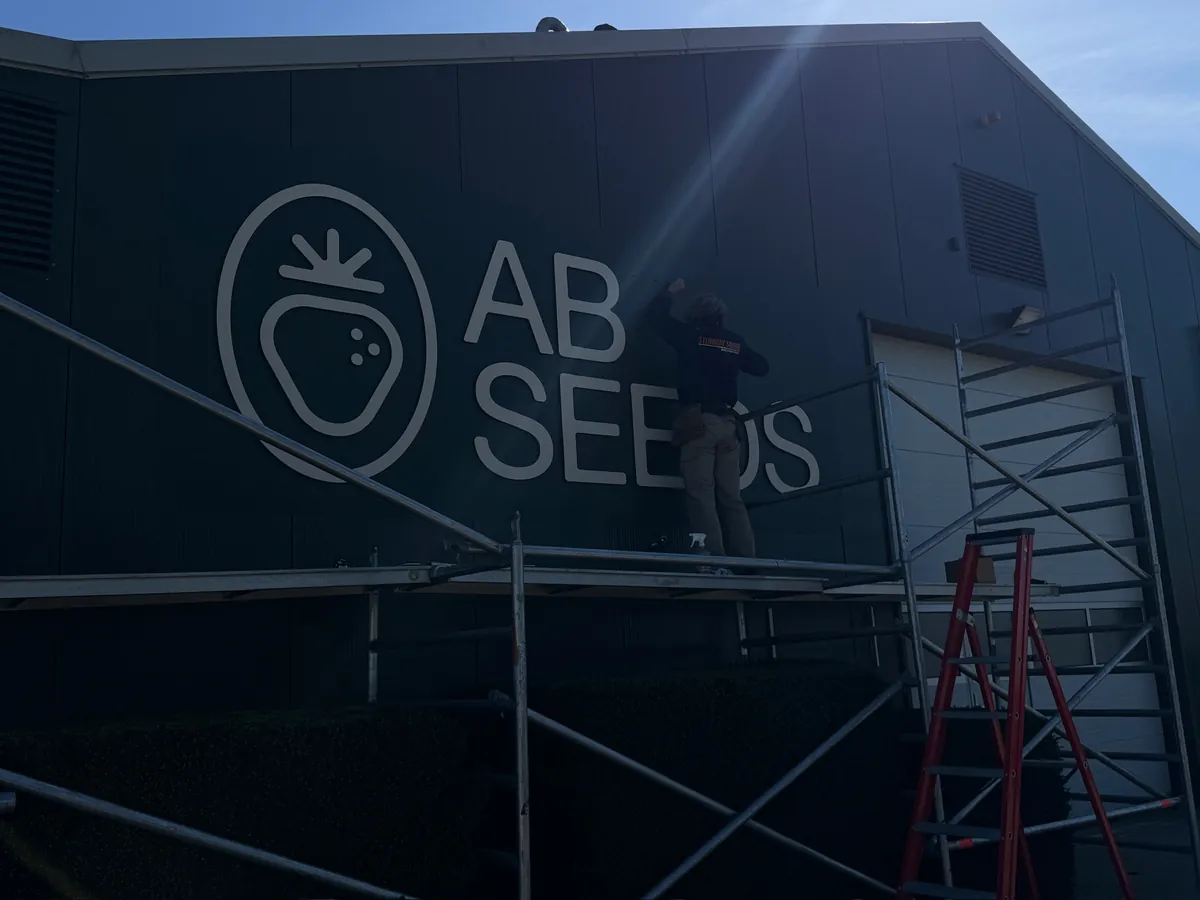 Steiger voor de groene gevel met de letters ABZ SEEDS