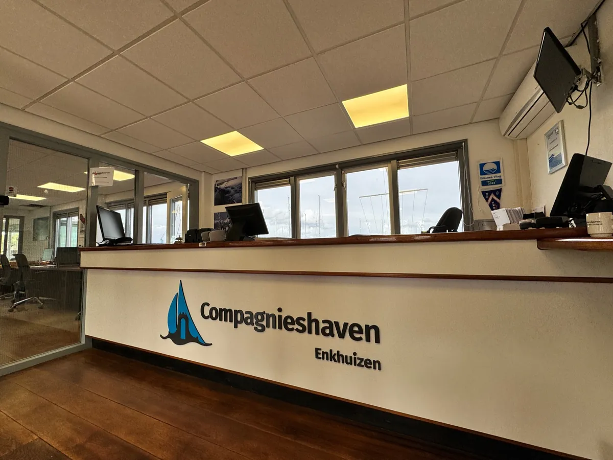Receptiebalie met het logo Compagnieshaven Enkhuizen in het havenkantoor