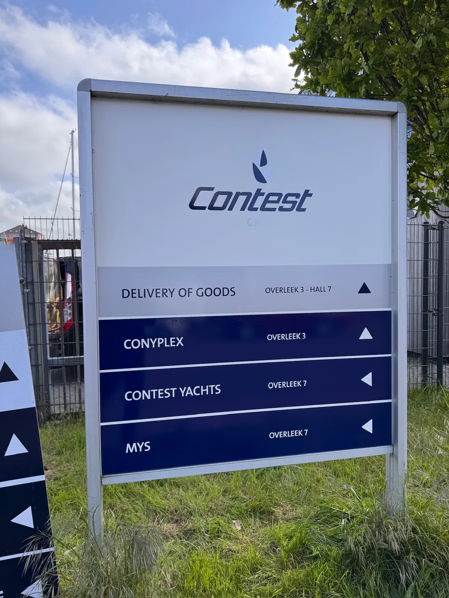 Informatiebord van Contest met blauwe pijlen naar de verschillende gebouwen