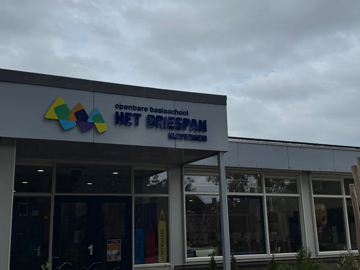 Entree van de school met logo en naam Het Driespan op de luifel