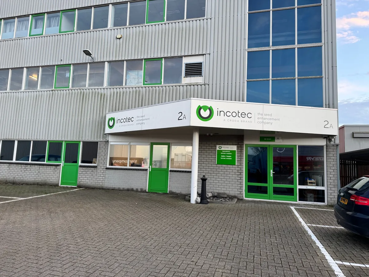 Entree van het kantoor met incotec-luifels en groene deuren