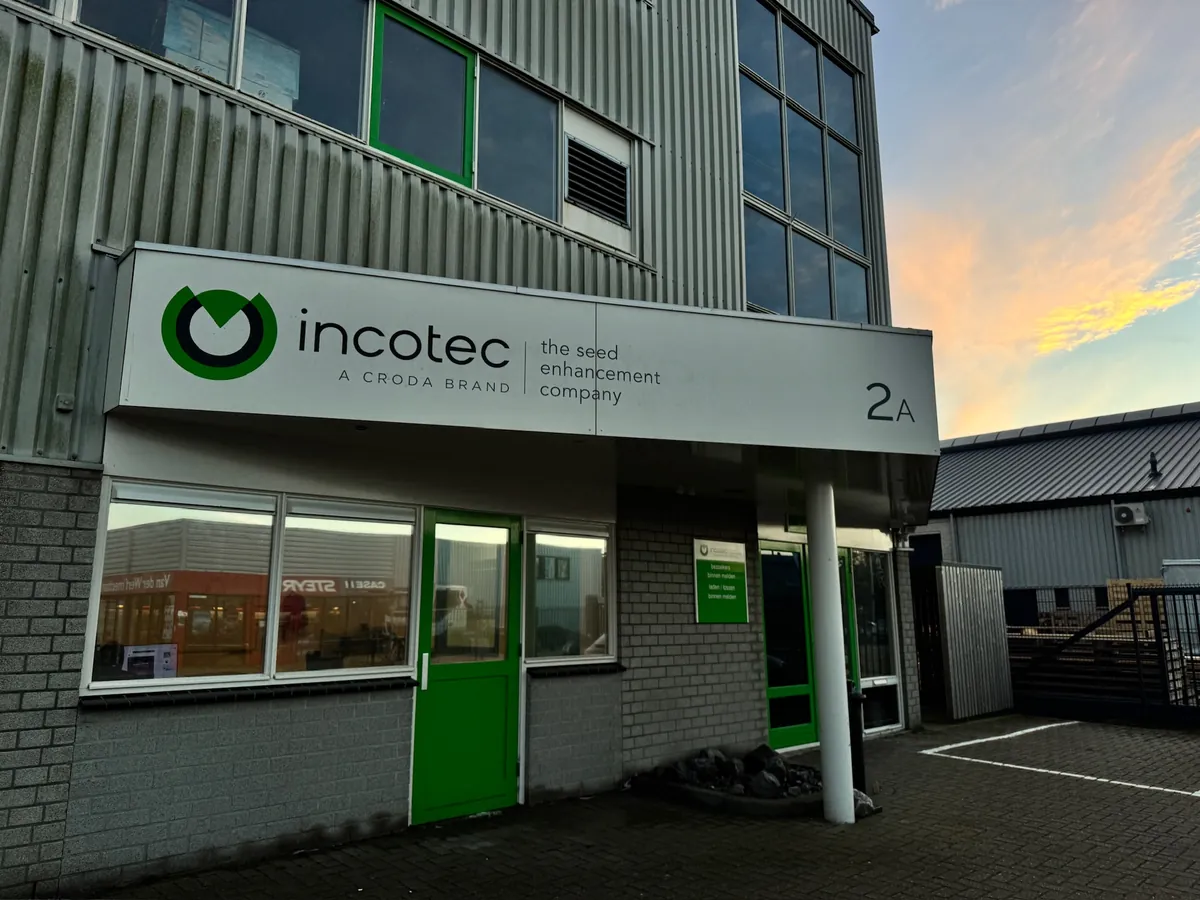 Luifel met het incotec-logo boven de groene entree