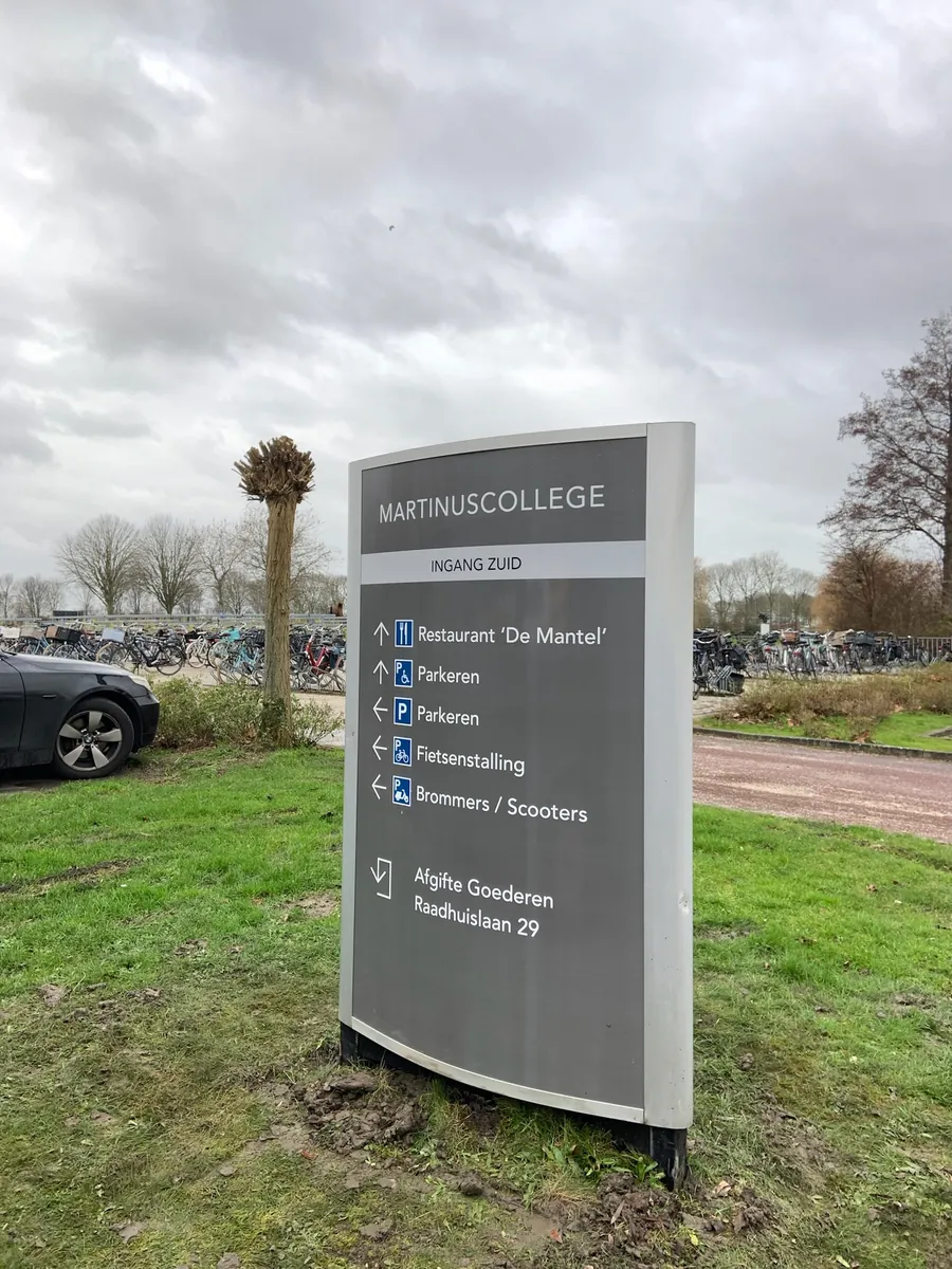 Grijze zuil Martinuscollege ingang zuid met routes