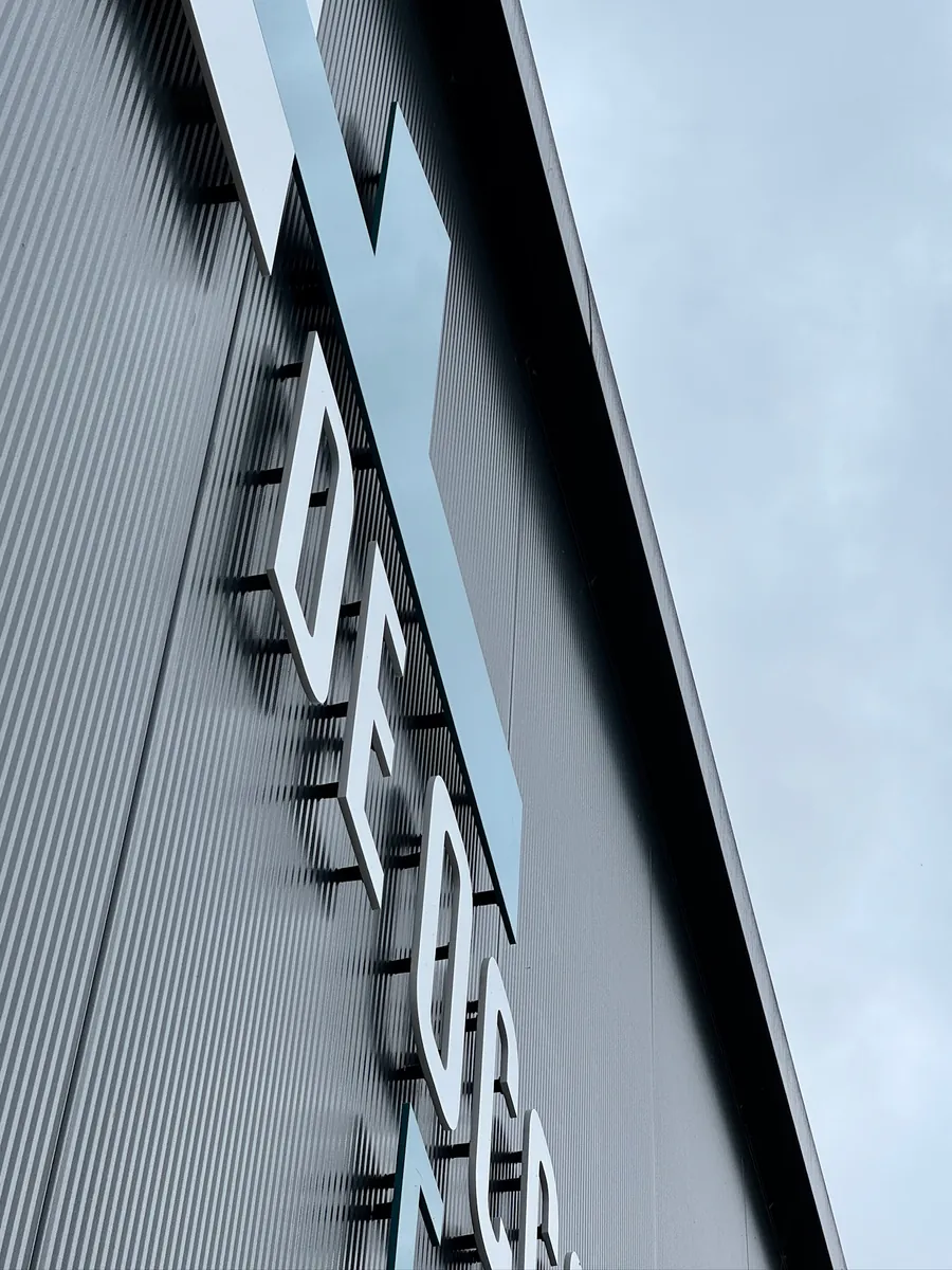Letters van De Occasion Fabriek op de gevel, schuin van onderaf