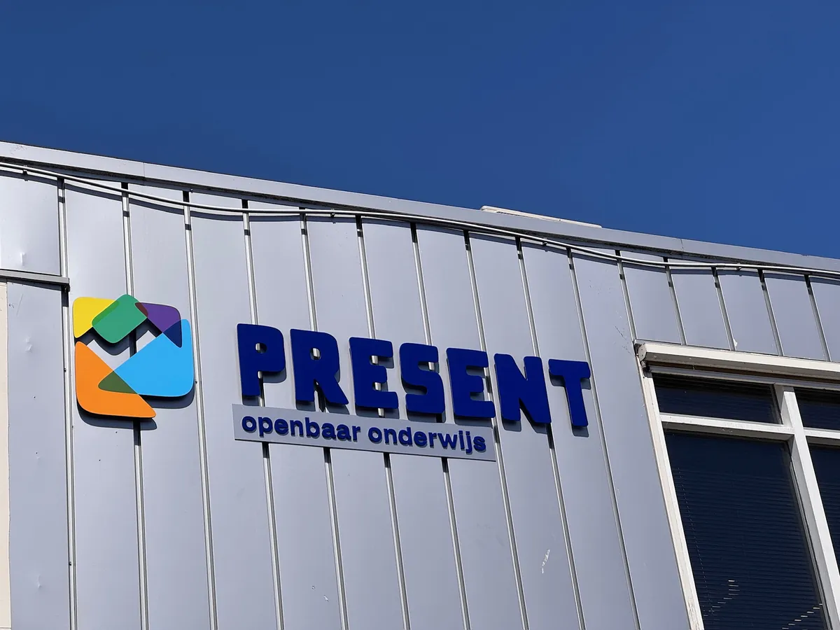 Logo en letters PRESENT openbaar onderwijs op de gevel