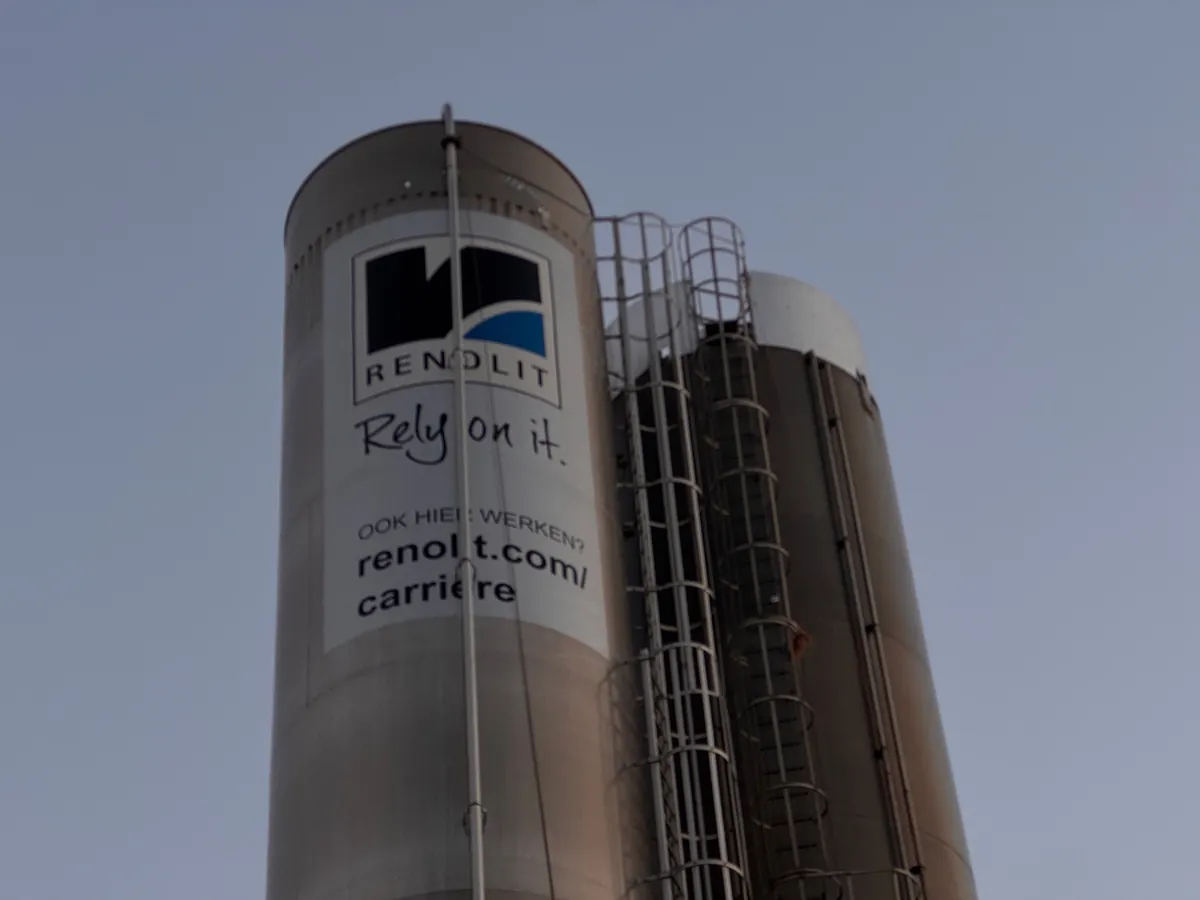 Zilveren silo met het Renolit-logo en de tekst Rely on it