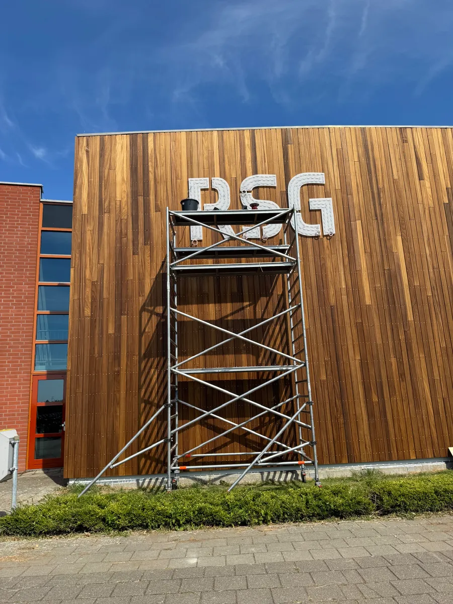 Rolsteiger voor de houten gevel met de letters RSG, van onderaf