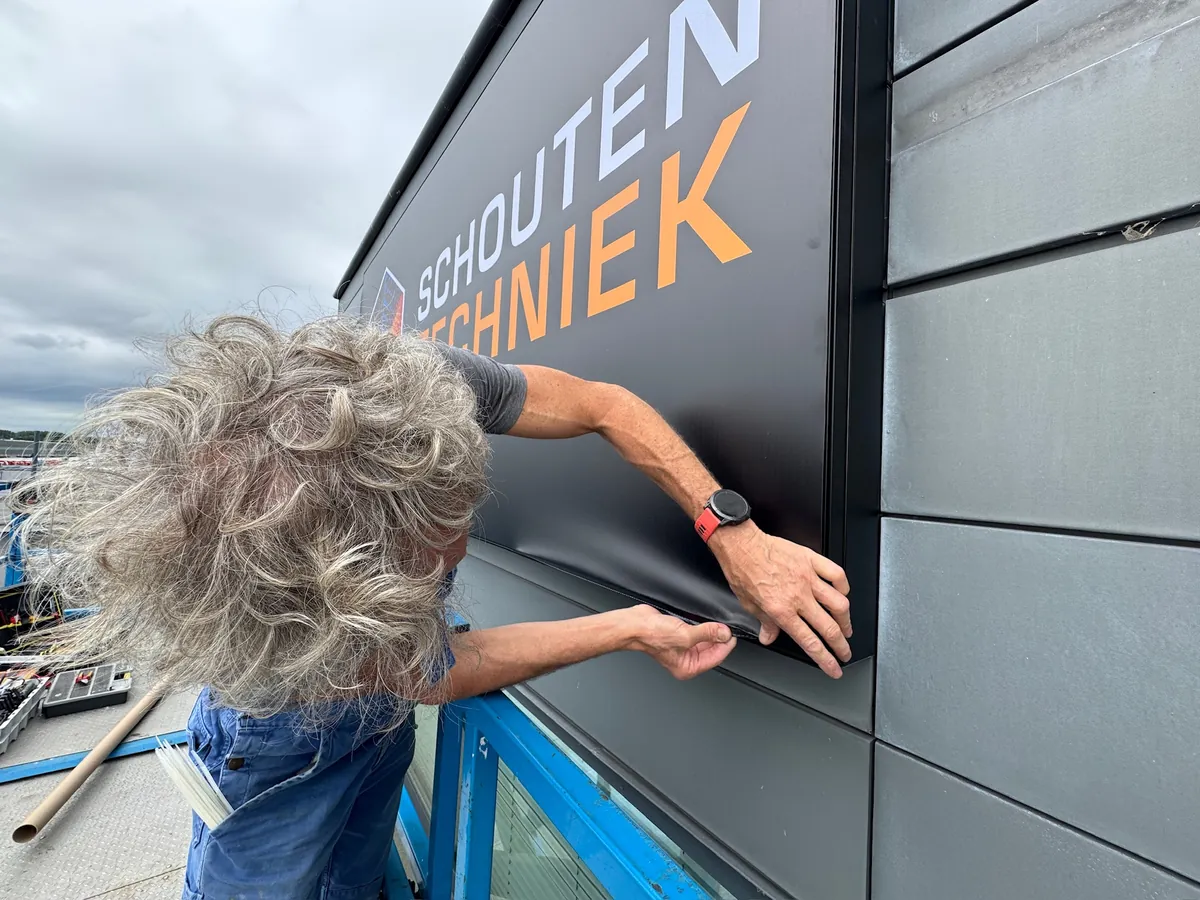 Monteur werkt de rand van het donkere bord met Schouten Techniek af