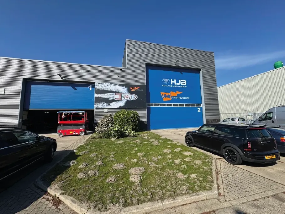 Bedrijfspand van VMG met nieuwe gevelreclame