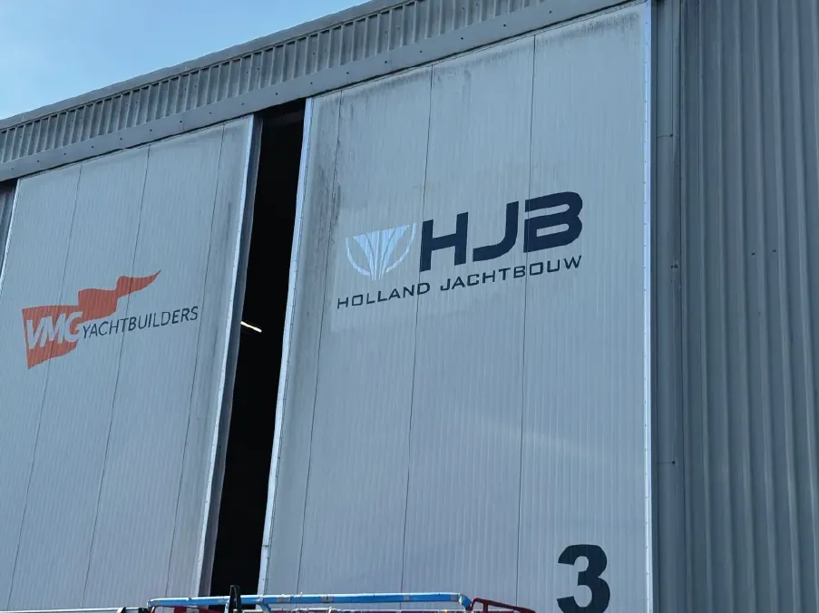 Nieuwe belettering bij de laaddocks van VMG