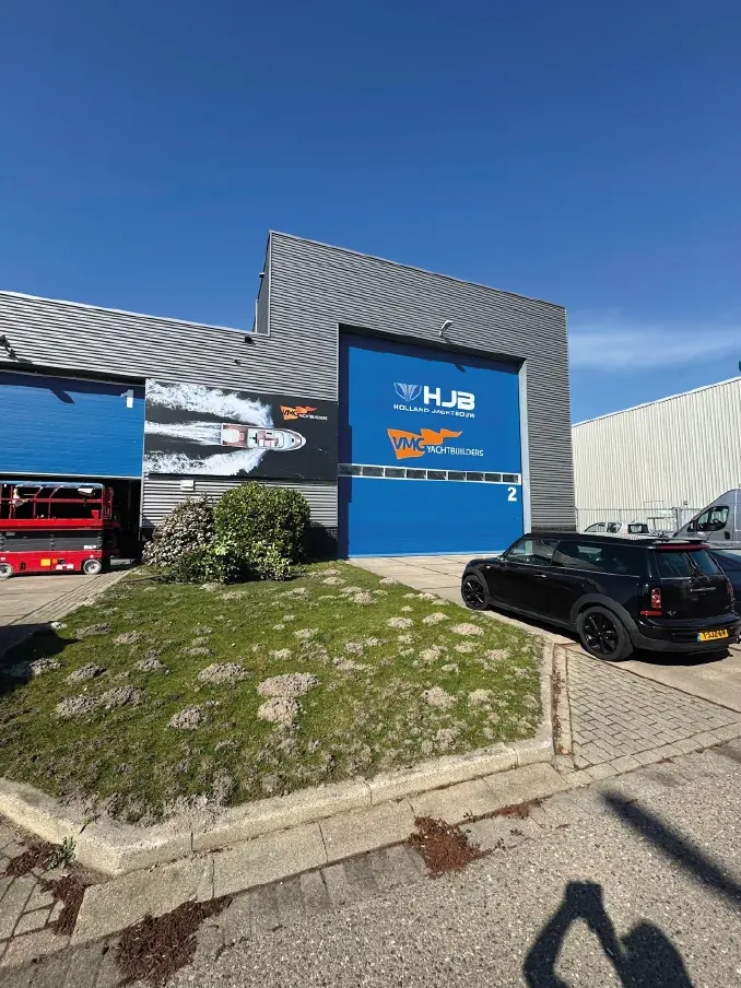 Montage van de nieuwe gevelprint bij VMG