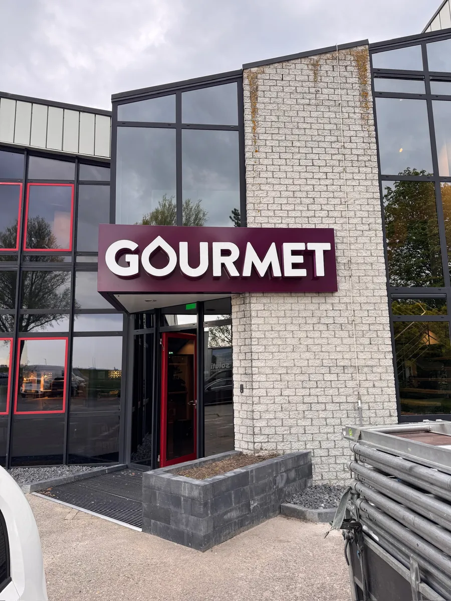 Paarse luifel met witte letters GOURMET, van voren