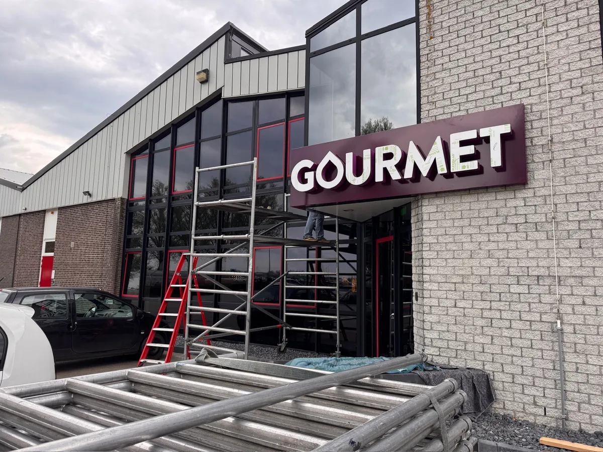 Steiger voor de entree met de luifel GOURMET