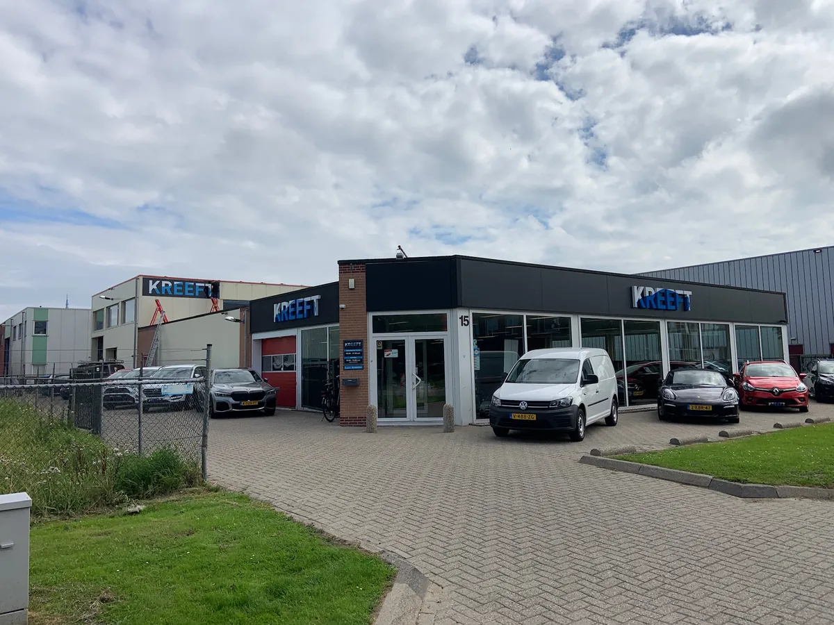 Bedrijfspand met de borden van KREEFT op de gevel en auto's ervoor