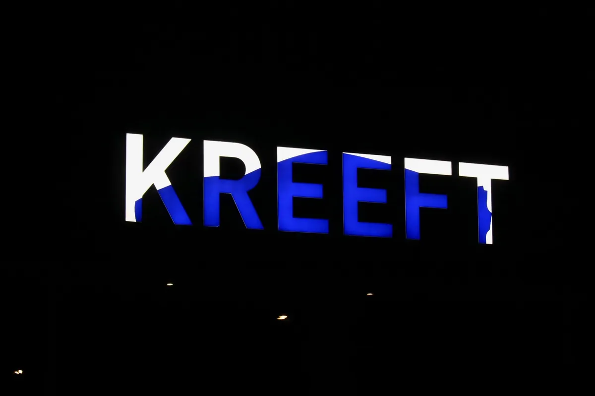 Verlichte letters KREEFT in blauw en wit in het donker
