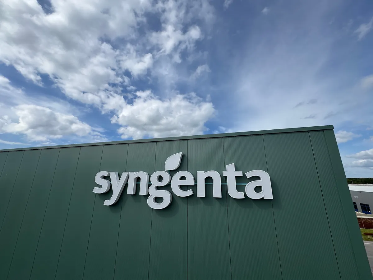 Letters syngenta op de groene gevel tegen een lucht met wolken