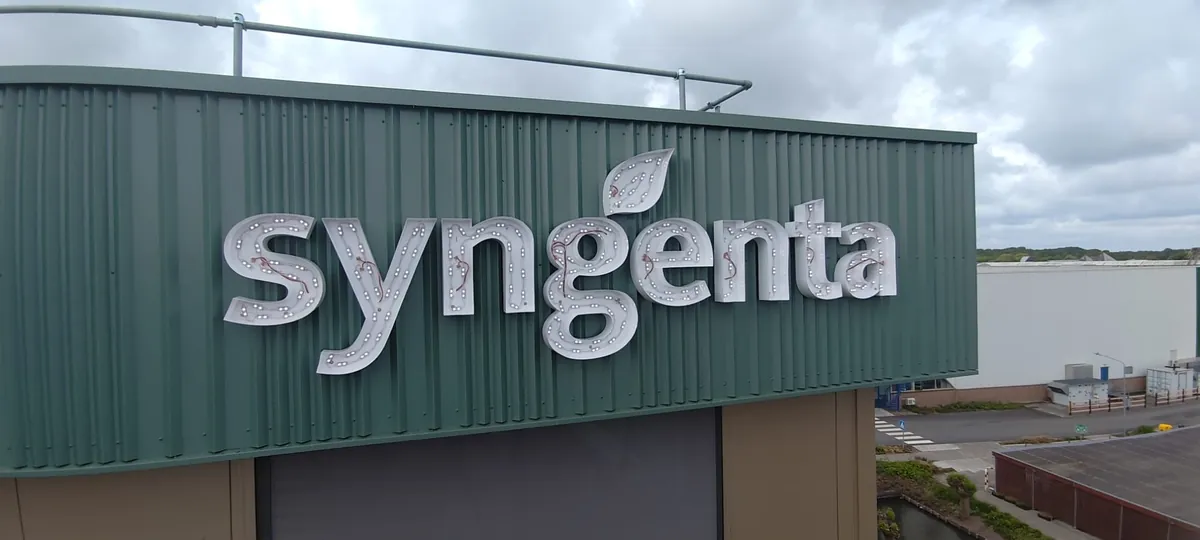 Zilverkleurige letters syngenta op de groene gevelbeplating