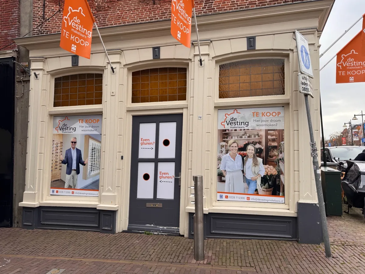 Winkelpui met raambeelden te koop van de Vesting makelaars