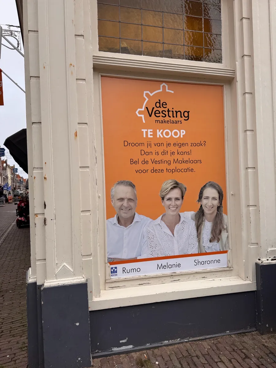 Oranje raambeeld te koop van de Vesting makelaars in een raam