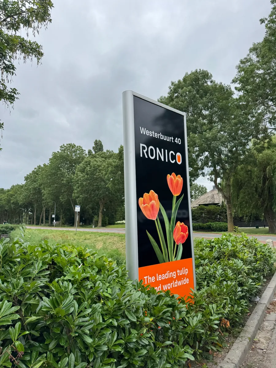 Reclamezuil van Ronico met adres Westerbuurt 40 langs de weg