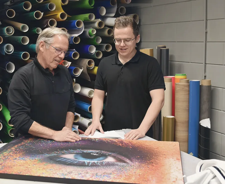 Jos en Antony Bootsma bekijken samen een print in de werkplaats