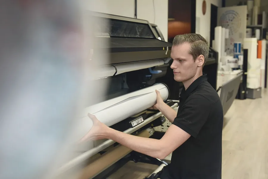 Een nieuwe rol gaat in de grootformaatprinter